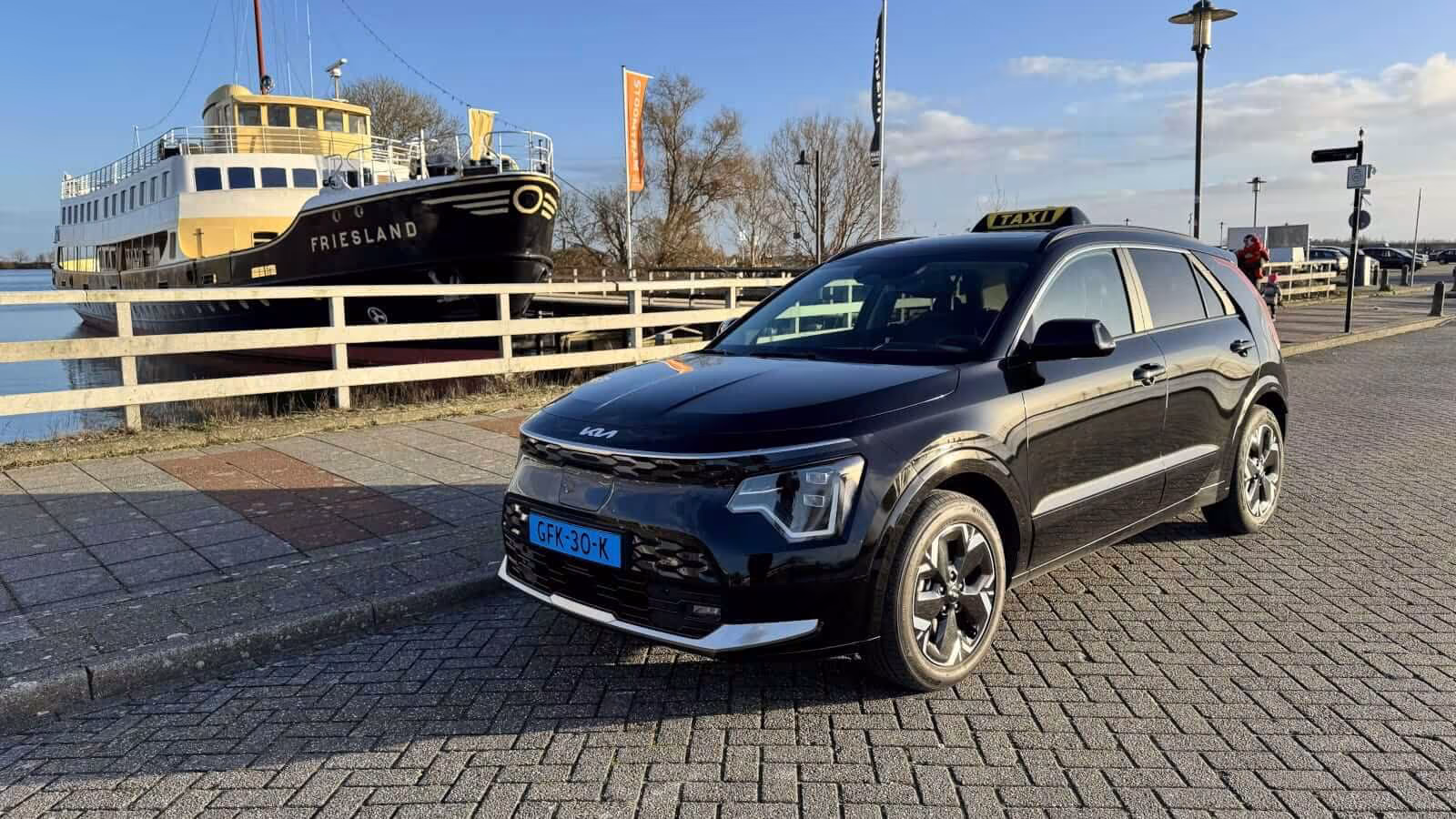 Den Taxi bij de haven en veerdienst van Enkhuizen