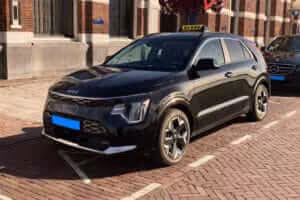 Den Taxi op de taxi standplaats bij NS Station Hoorn