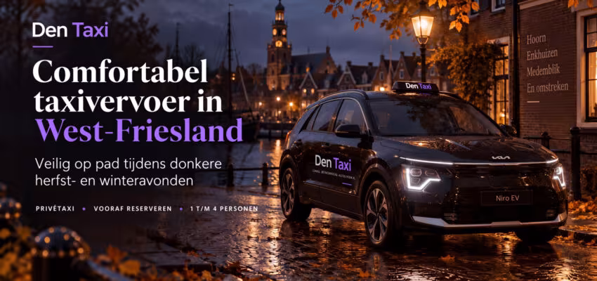 Den Taxi op een natte straat tijdens een donkere herfstavond in West-Friesland, met verlichte historische gebouwen en herfstbladeren.